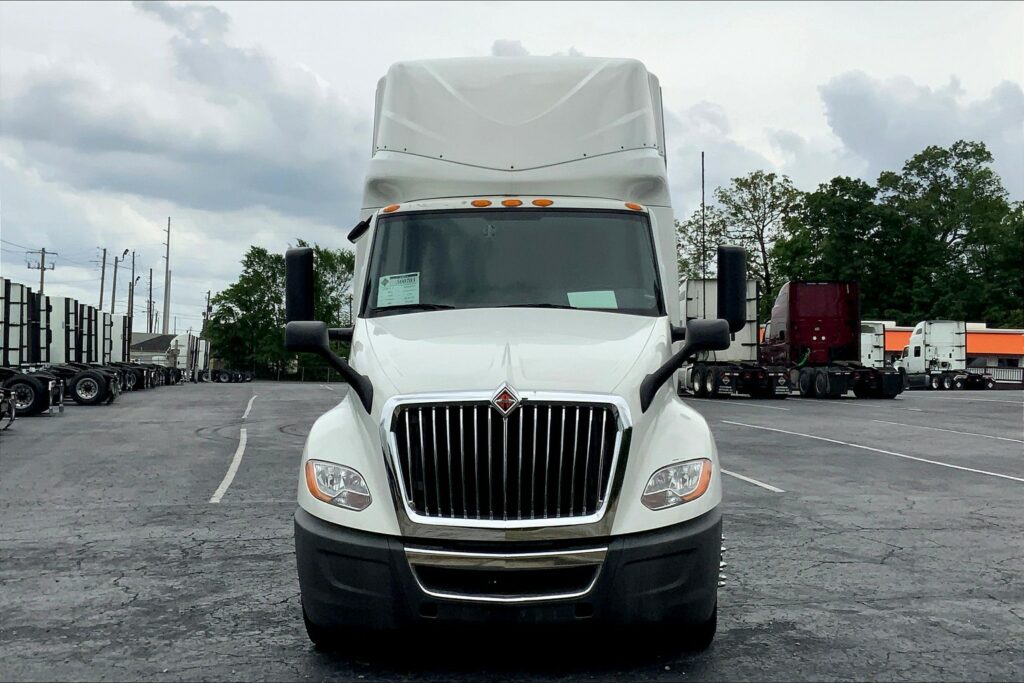 2021 CUM LT625 6×4 Sleeper