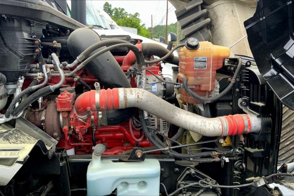 2021 CUM LT625 6×4 Sleeper