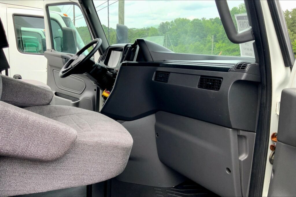 2021 CUM LT625 6×4 Sleeper