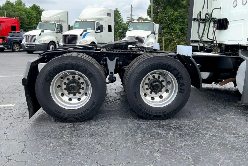 2021 CUM LT625 6×4 Sleeper