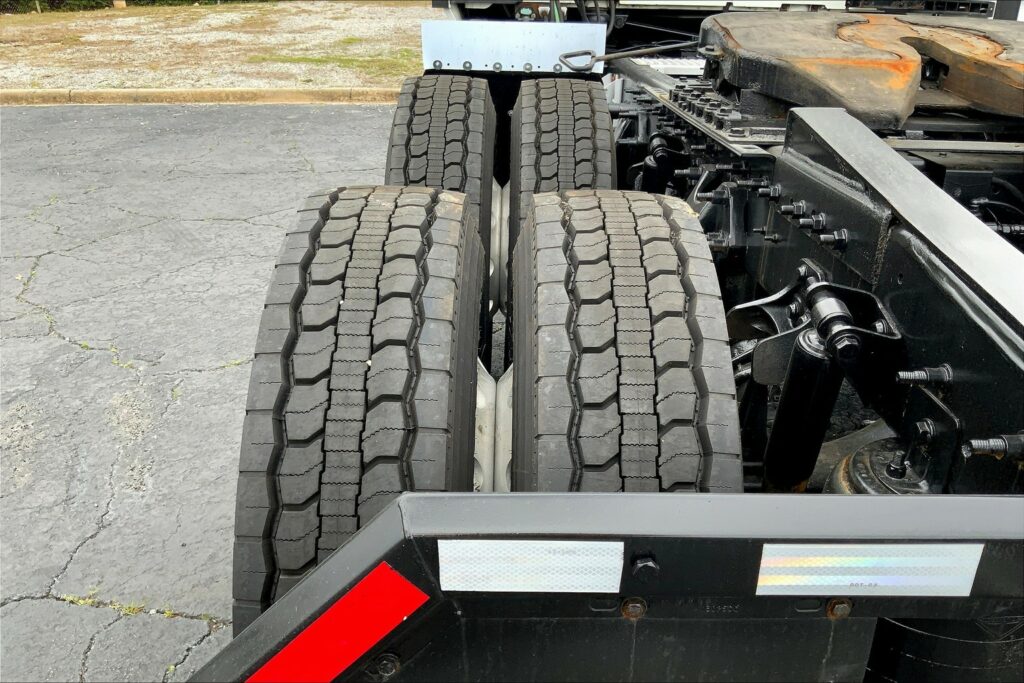 2021 CUM LT625 6×4 Sleeper