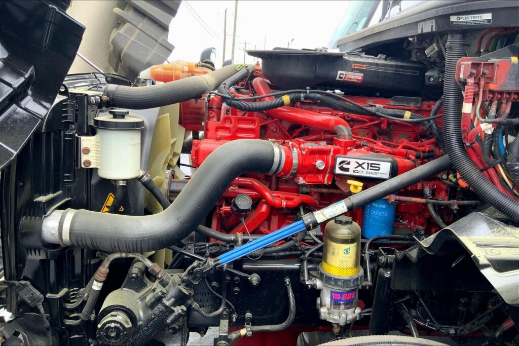 2021 CUM LT625 6×4 Sleeper