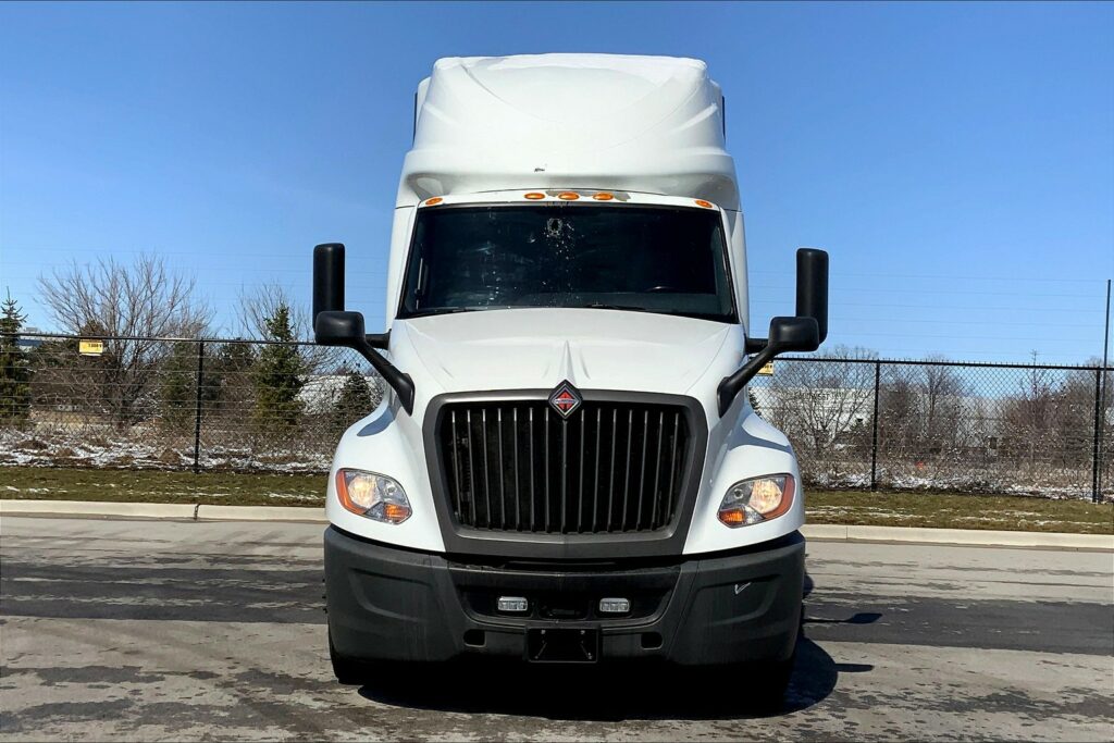 2021 CUM LT625 6×4 Sleeper