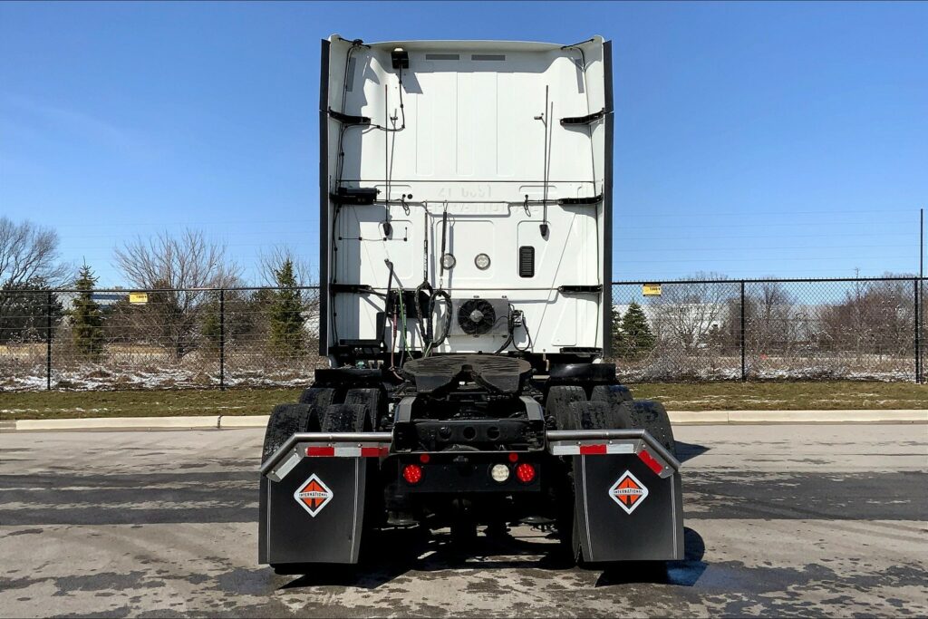 2021 CUM LT625 6×4 Sleeper