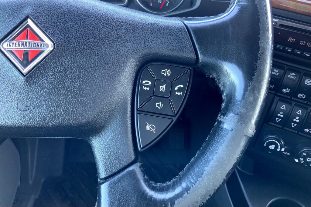 2021 CUM LT625 6×4 Sleeper