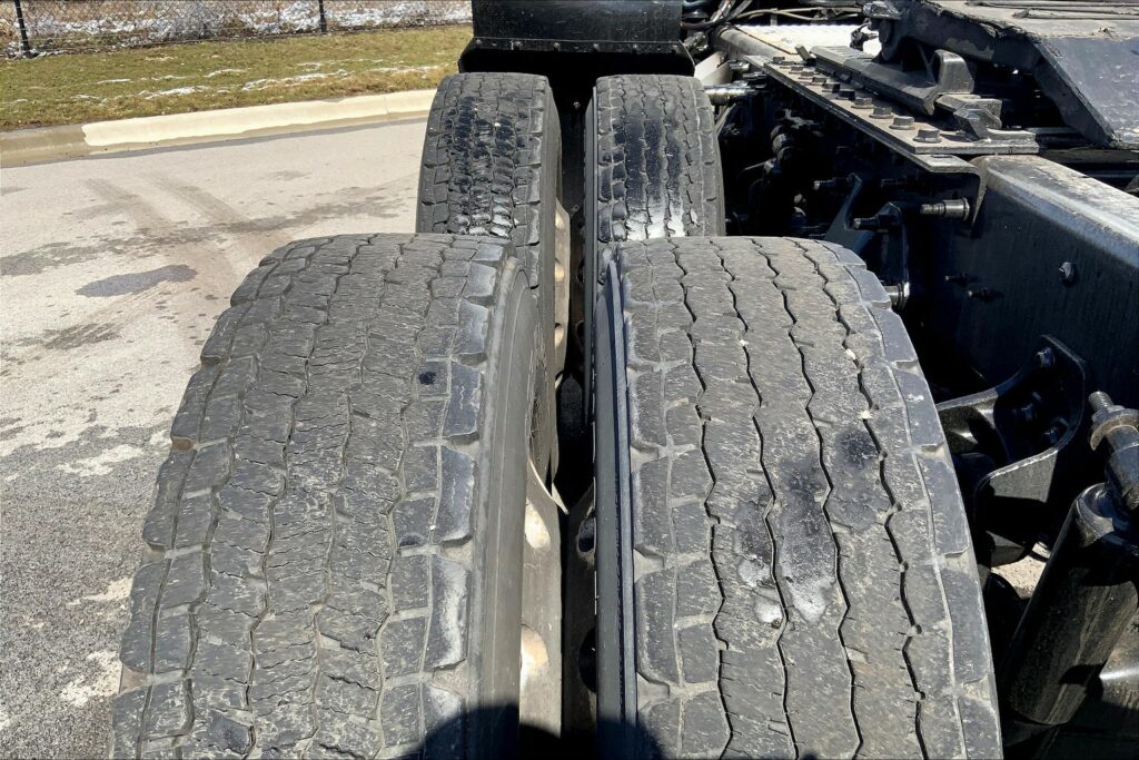 2021 CUM LT625 6×4 Sleeper