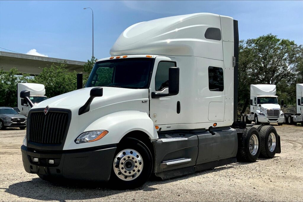 2021 CUM LT625 6×4 Sleeper