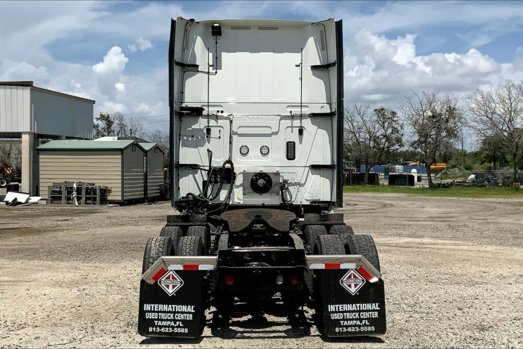 2021 CUM LT625 6×4 Sleeper