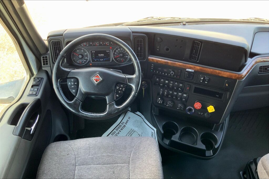 2021 CUM LT625 6×4 Sleeper