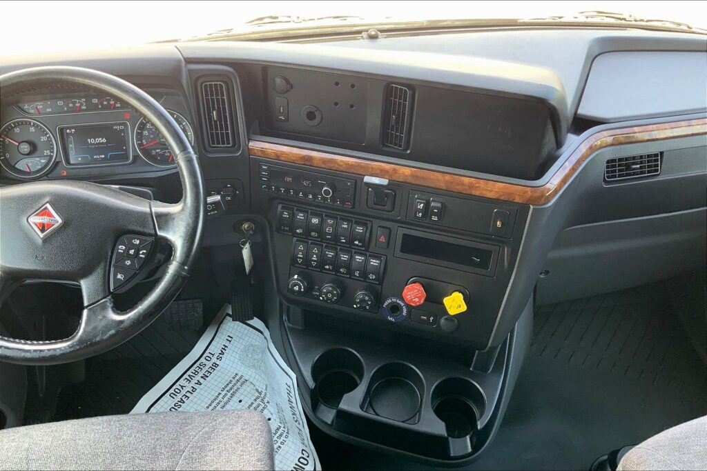 2021 CUM LT625 6×4 Sleeper