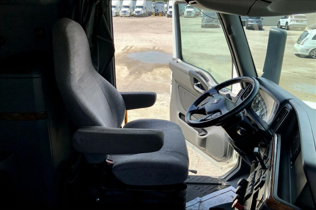 2021 CUM LT625 6×4 Sleeper