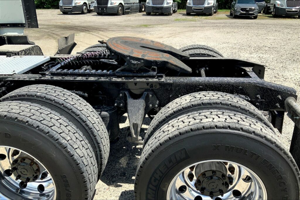 2021 CUM LT625 6×4 Sleeper