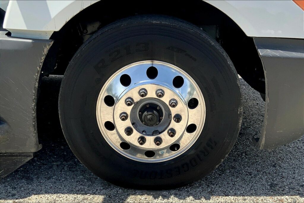 2021 CUM LT625 6×4 Sleeper