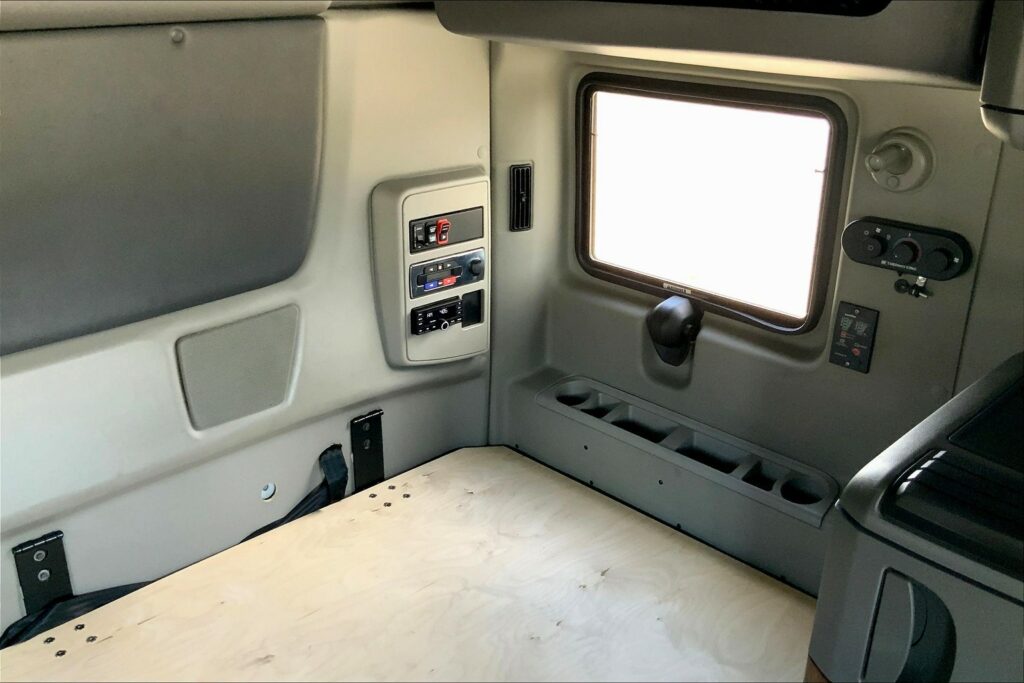 2021 CUM LT625 6×4 Sleeper