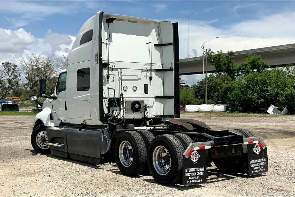 2021 CUM LT625 6×4 Sleeper