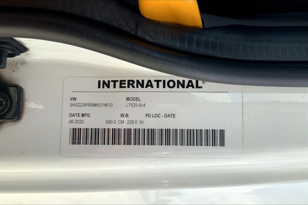 2021 CUM LT625 6×4 Sleeper