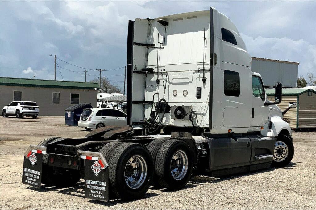 2021 CUM LT625 6×4 Sleeper