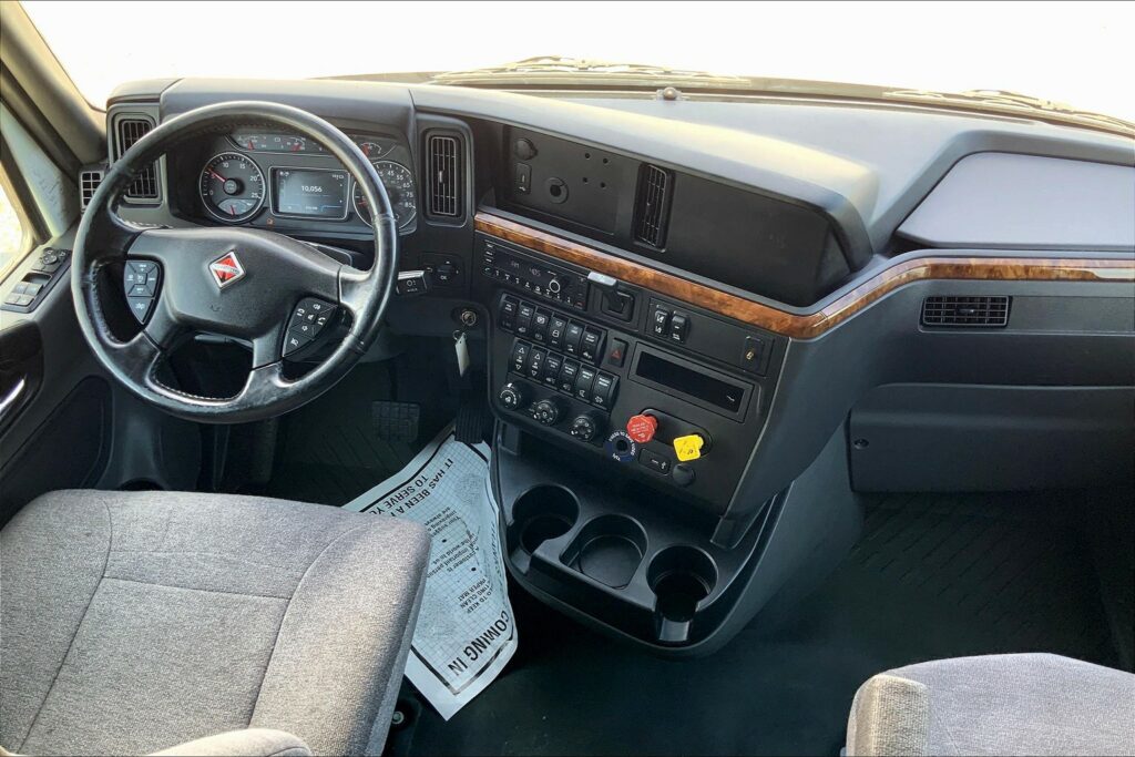 2021 CUM LT625 6×4 Sleeper