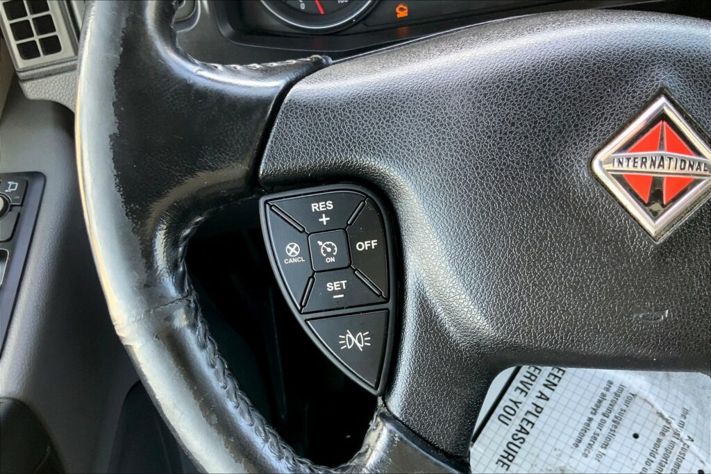 2021 CUM LT625 6×4 Sleeper