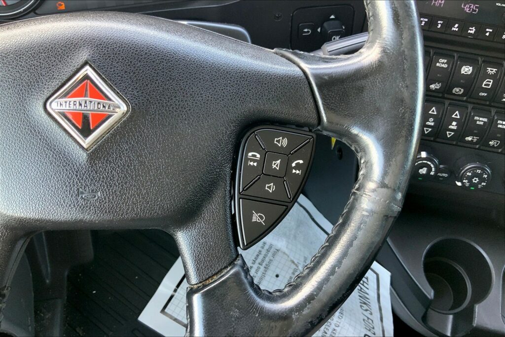 2021 CUM LT625 6×4 Sleeper