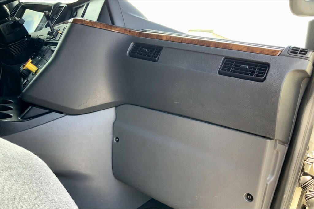 2021 CUM LT625 6×4 Sleeper