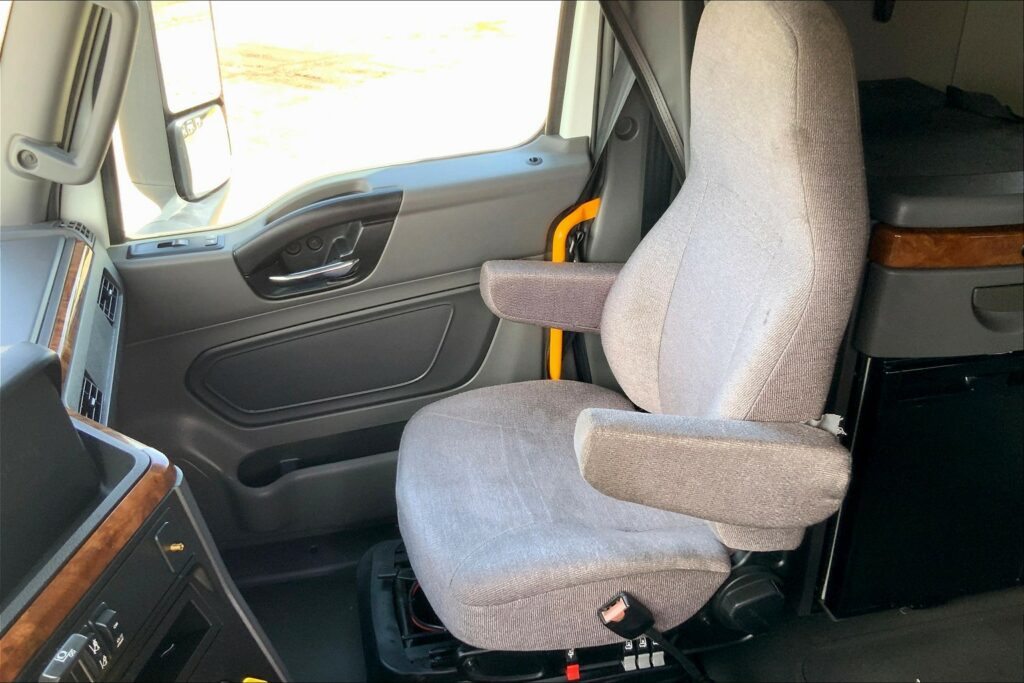 2021 CUM LT625 6×4 Sleeper