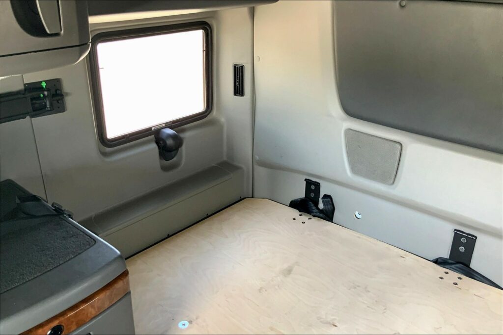 2021 CUM LT625 6×4 Sleeper