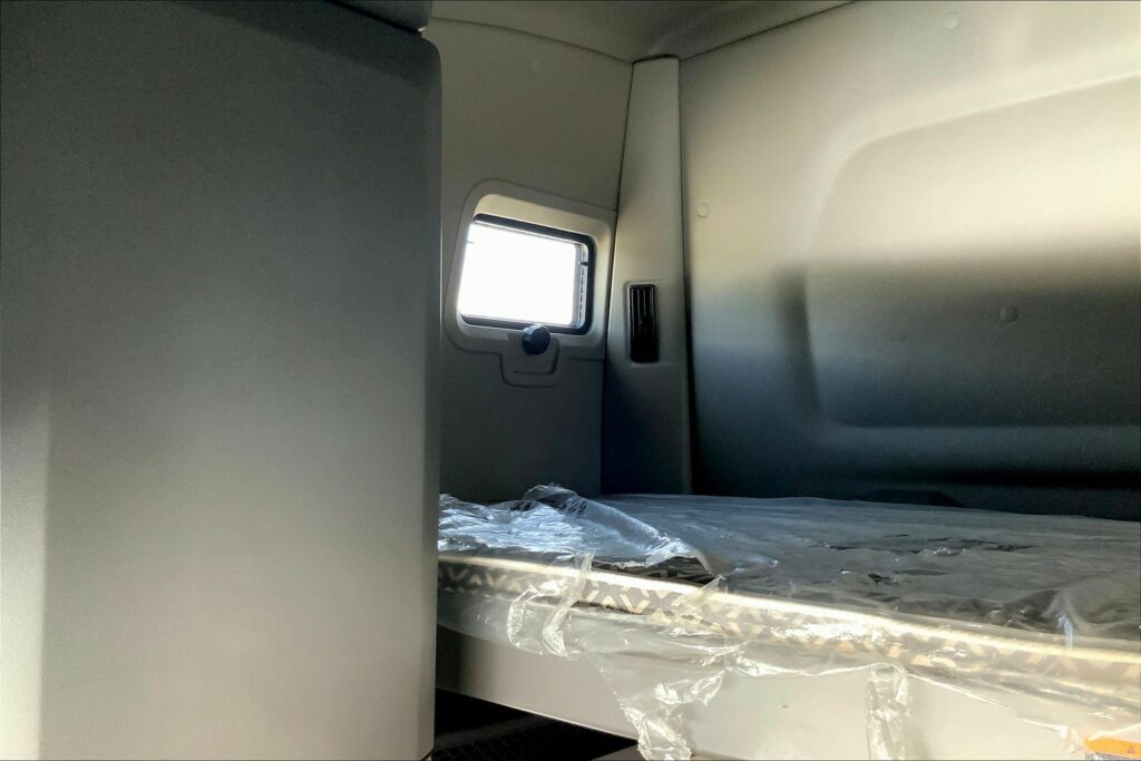 2021 CUM LT625 6×4 Sleeper