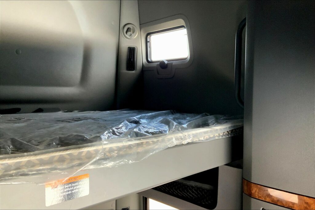 2021 CUM LT625 6×4 Sleeper