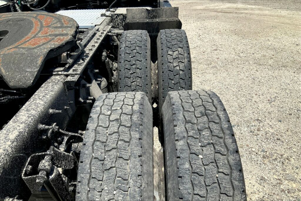 2021 CUM LT625 6×4 Sleeper