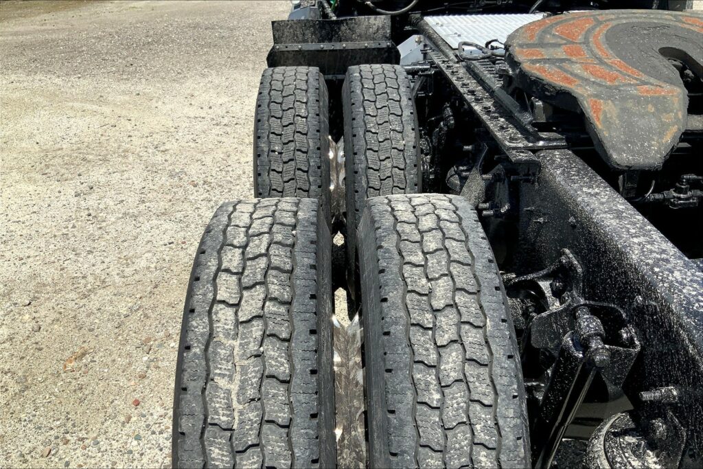 2021 CUM LT625 6×4 Sleeper