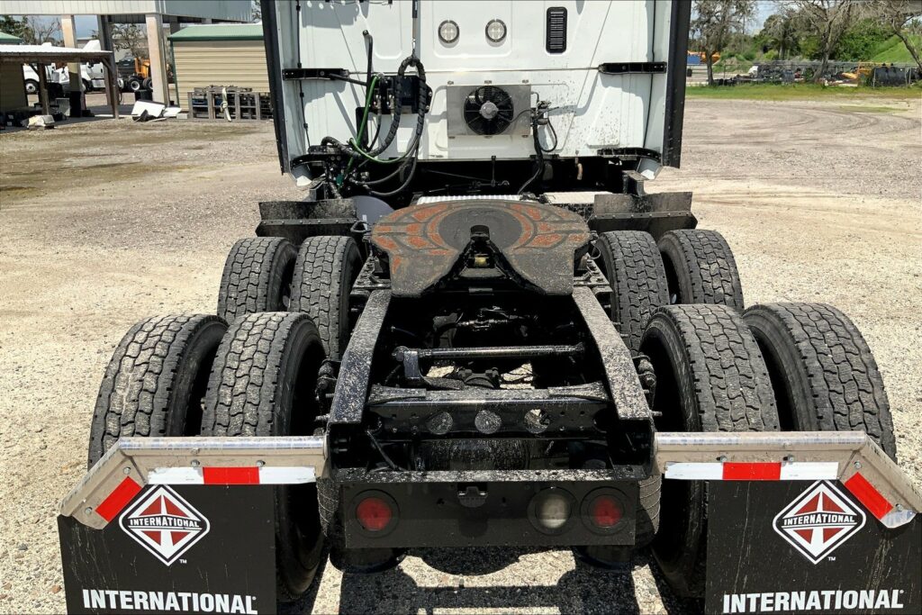 2021 CUM LT625 6×4 Sleeper