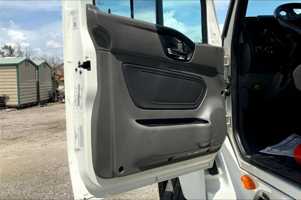 2021 CUM LT625 6×4 Sleeper