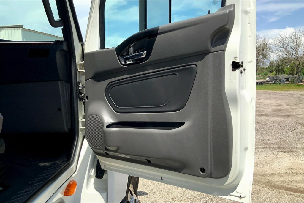 2021 CUM LT625 6×4 Sleeper