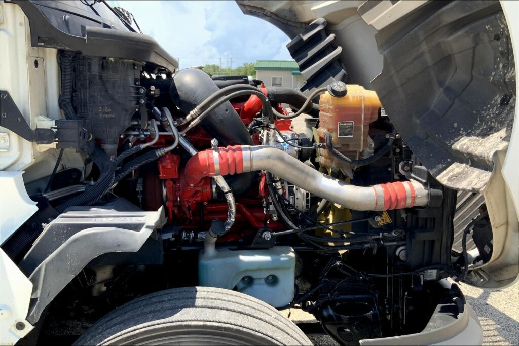 2021 CUM LT625 6×4 Sleeper