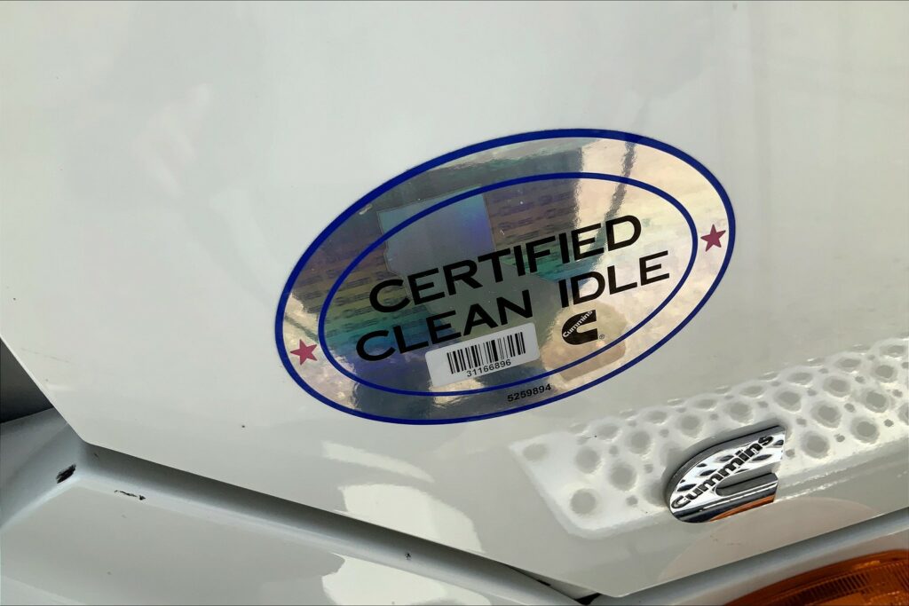 2021 CUM LT625 6×4 Sleeper