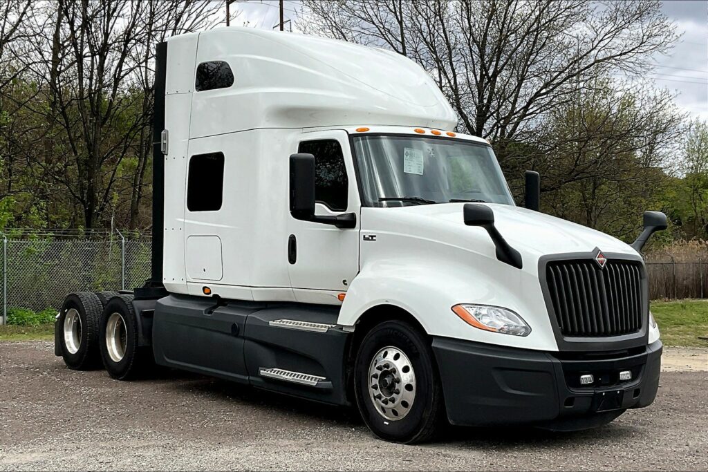 2021 CUM LT625 6×4 Sleeper