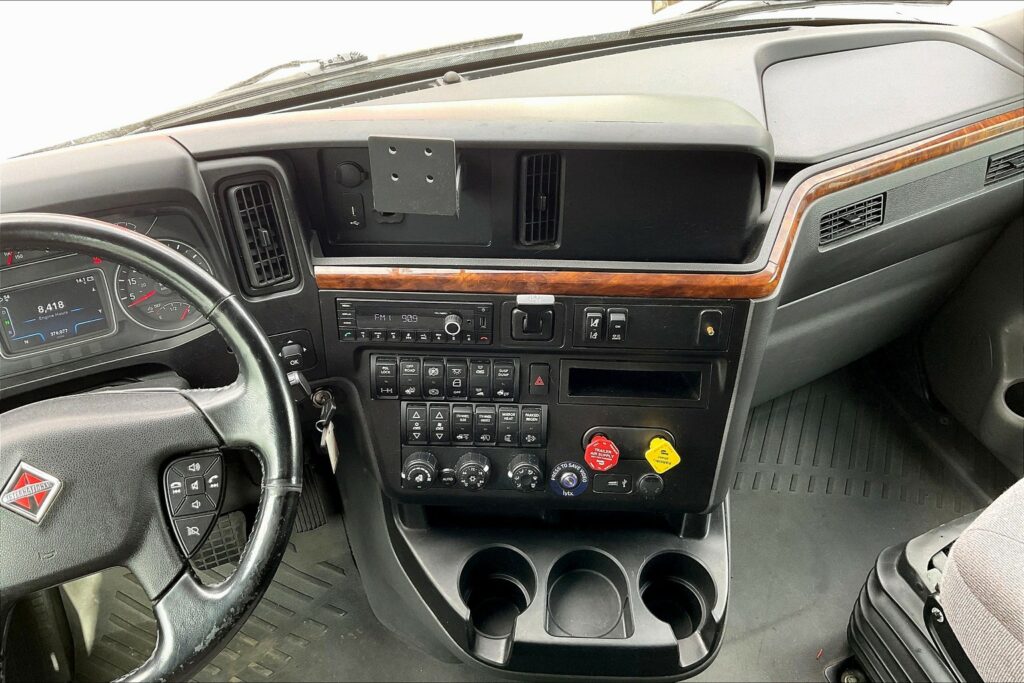 2021 CUM LT625 6×4 Sleeper