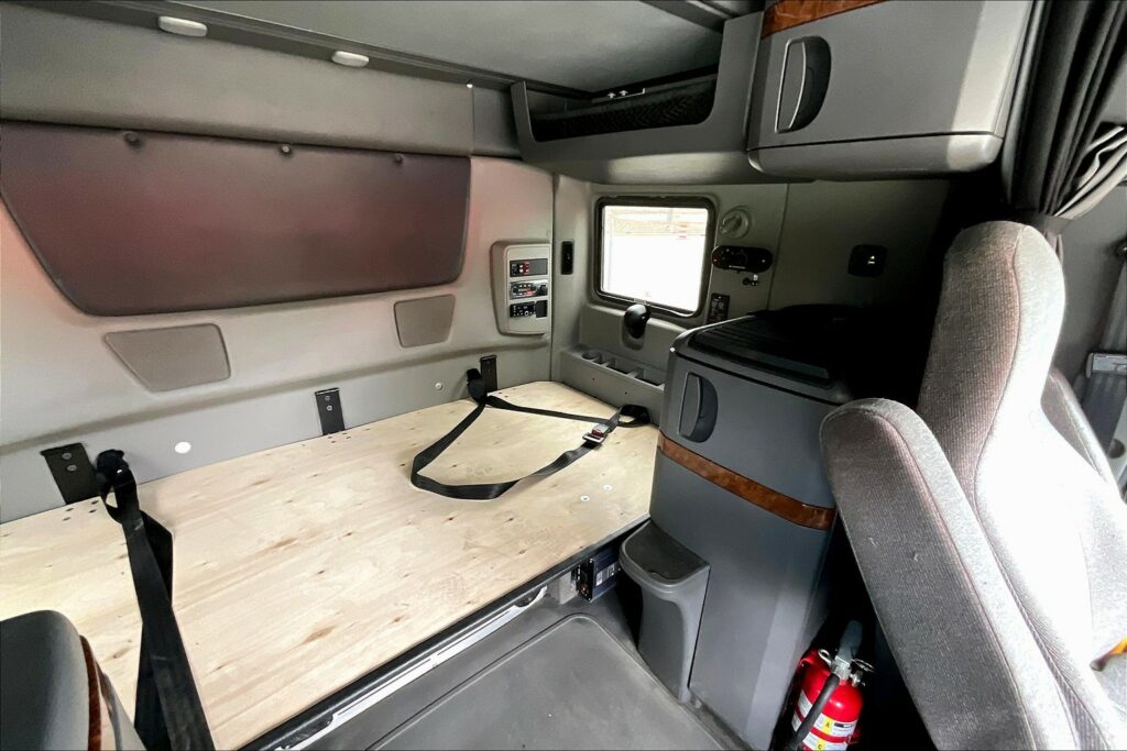 2021 CUM LT625 6×4 Sleeper