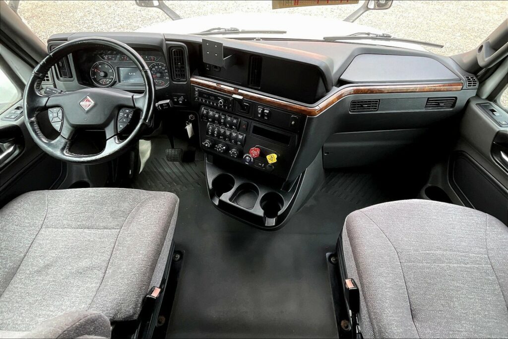 2021 CUM LT625 6×4 Sleeper