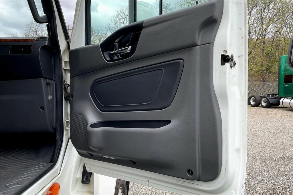 2021 CUM LT625 6×4 Sleeper