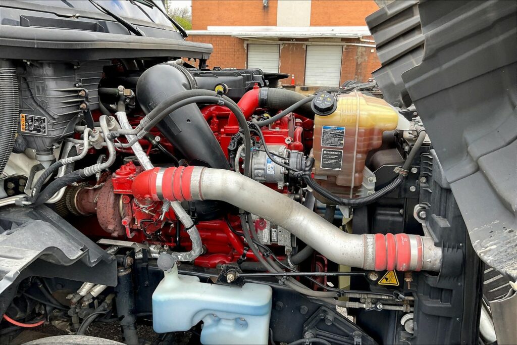 2021 CUM LT625 6×4 Sleeper