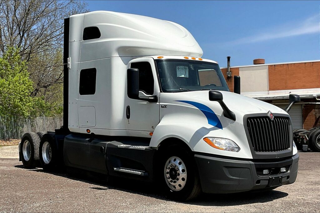 2021 CUM LT625 6×4 Sleeper