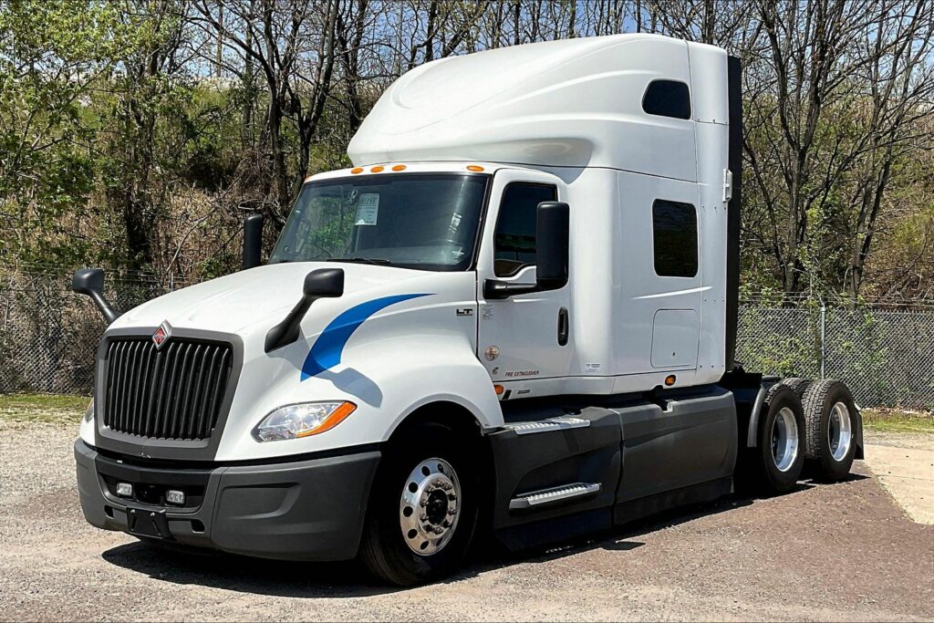 2021 CUM LT625 6×4 Sleeper