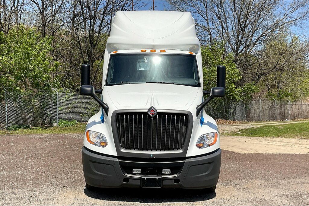 2021 CUM LT625 6×4 Sleeper