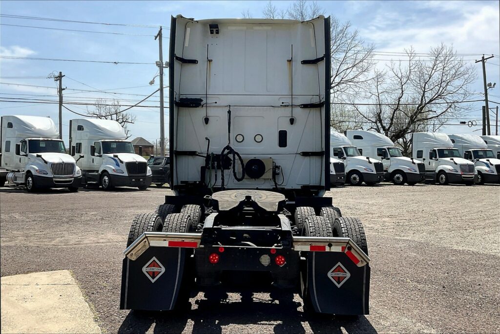 2021 CUM LT625 6×4 Sleeper