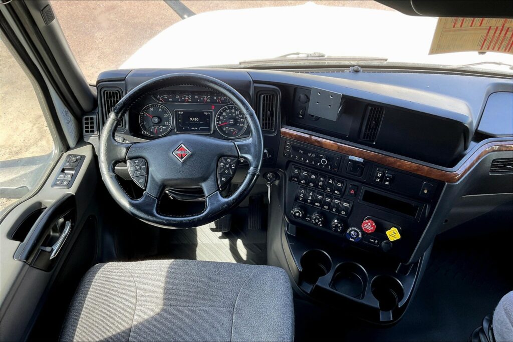 2021 CUM LT625 6×4 Sleeper