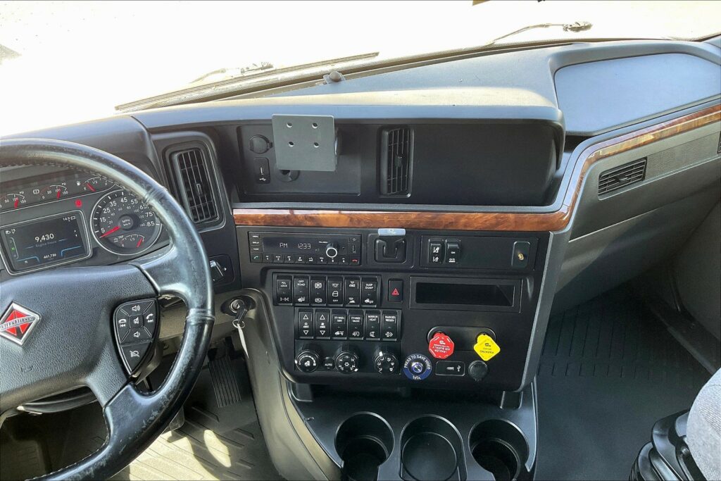 2021 CUM LT625 6×4 Sleeper