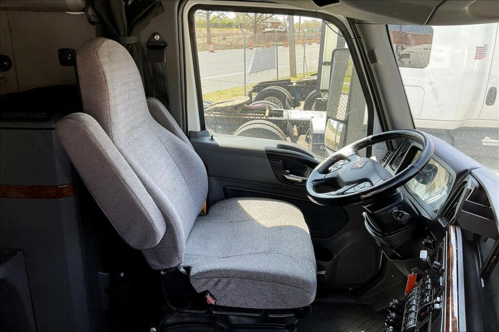 2021 CUM LT625 6×4 Sleeper