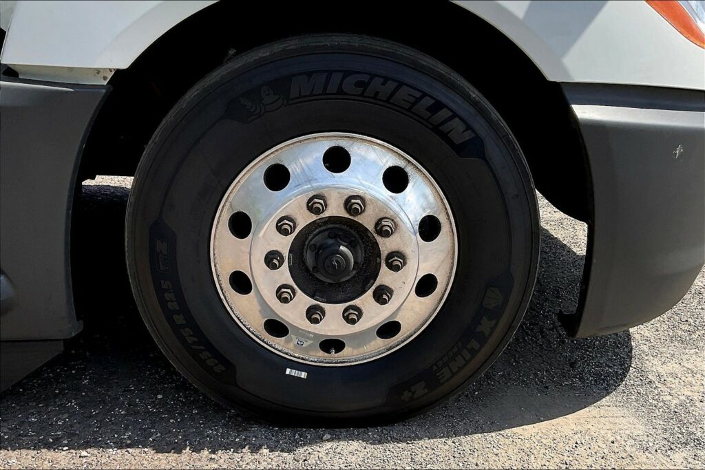 2021 CUM LT625 6×4 Sleeper